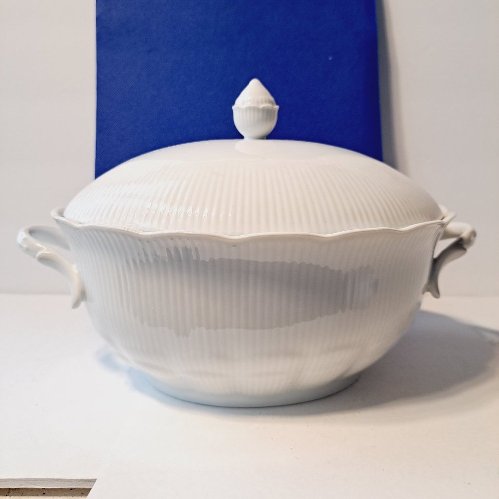 Vintage Kaiser Romantica Scalloped Covered Vegetable Serving Dish 10" x 6.5"